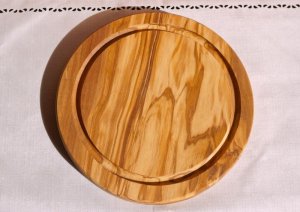 画像1: 丸いプレート（厚1.5ｃm）イタリア　オリーブの木で作られた手作りのキッチン雑貨。直径２１ｃｍ