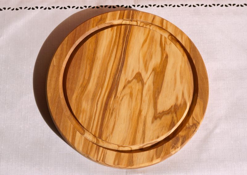 丸いプレート（厚1.5ｃm）イタリア　オリーブの木で作られた手作りのキッチン雑貨。直径２１ｃｍ