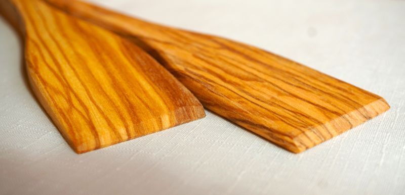 ヘラ　イタリア　オリーブの木で作られた手作りのキッチン雑貨。長さ３０ｃｍ
