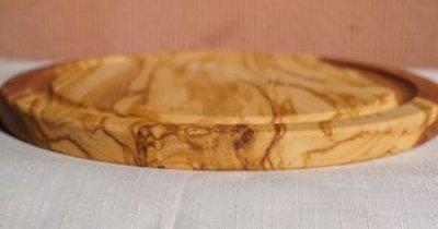画像2: 丸いプレート（厚1.5ｃm）イタリア　オリーブの木で作られた手作りのキッチン雑貨。直径２１ｃｍ