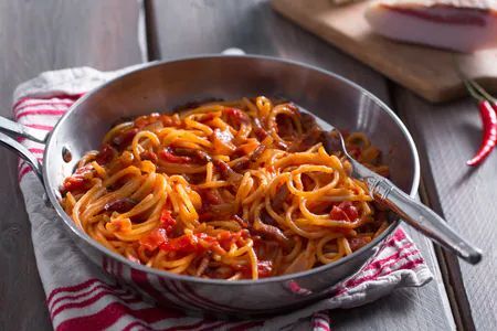 ６月は　ローマのパスタ　アマトリチャーナ。